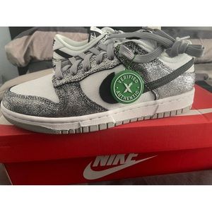 🆕 Nike Dunk Low “Golden Gals” Metallic Silver Women’s Sneakers (Size 8.5)